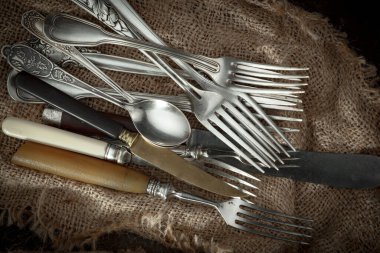 Eski arkaplanda gümüş tabaklar