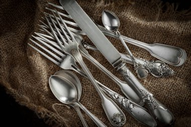 Eski arkaplanda gümüş tabaklar