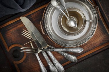 Eski arkaplanda gümüş tabaklar