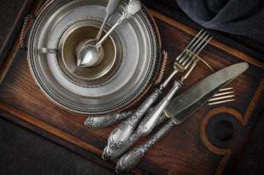 Eski arkaplanda gümüş tabaklar