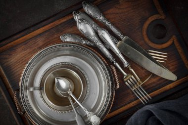 Eski arkaplanda gümüş tabaklar