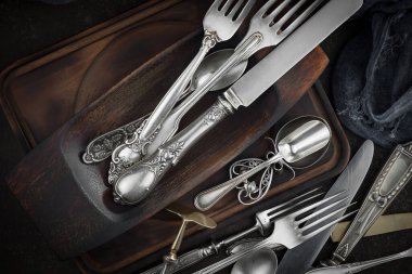 Eski arkaplanda gümüş tabaklar