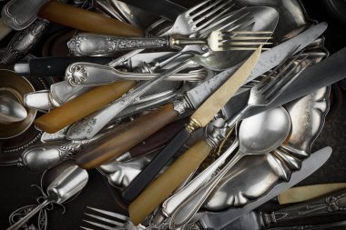 Eski arkaplanda gümüş tabaklar