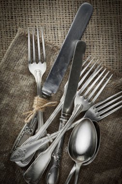 Eski arkaplanda gümüş tabaklar