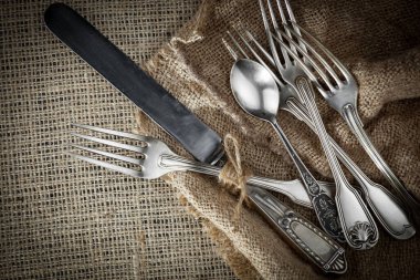 Eski arkaplanda gümüş tabaklar