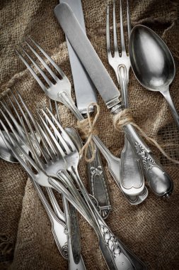 Eski arkaplanda gümüş tabaklar