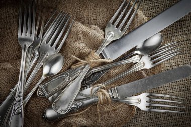 Eski arkaplanda gümüş tabaklar