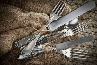 Eski arkaplanda gümüş tabaklar