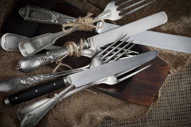 Eski arkaplanda gümüş tabaklar