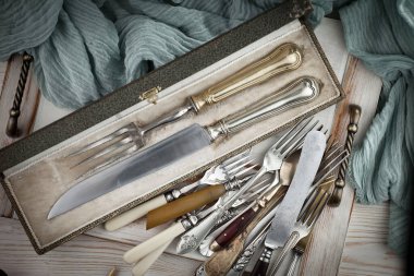 Eski arkaplanda gümüş tabaklar