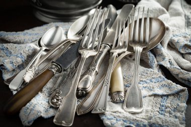 Eski arkaplanda gümüş tabaklar