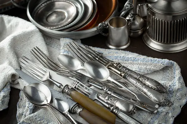 Eski bir arkaplanda gümüş eşyalar.