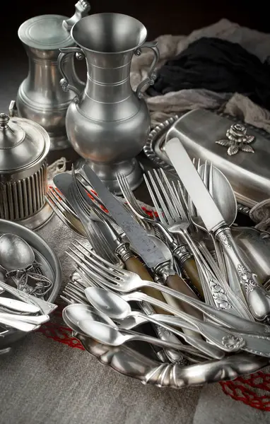 Eski bir arkaplanda gümüş eşyalar.