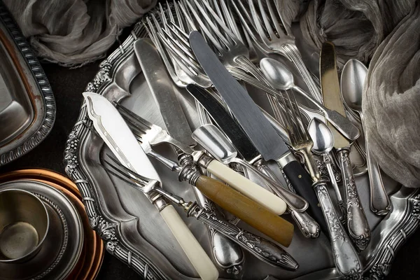 Eski arkaplanda gümüş tabaklar