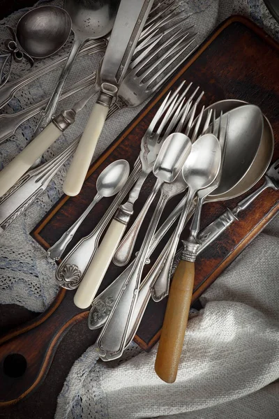 Eski arkaplanda gümüş tabaklar