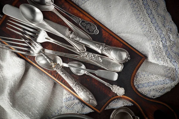 Eski arkaplanda gümüş tabaklar