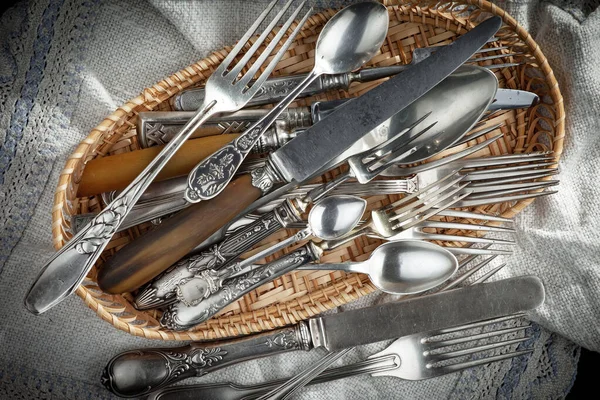 Eski arkaplanda gümüş tabaklar