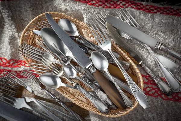 Eski arkaplanda gümüş tabaklar