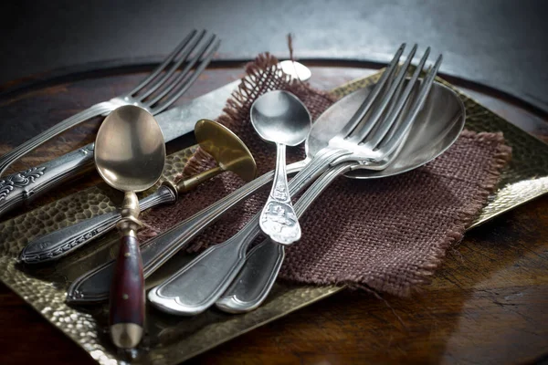 Eski arkaplanda gümüş tabaklar