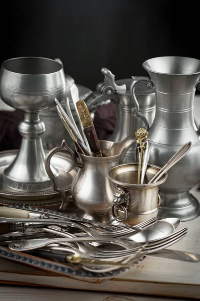 Eski arkaplanda gümüş tabaklar