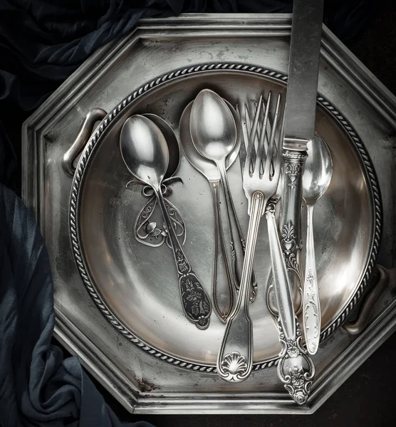 Eski arkaplanda gümüş tabaklar