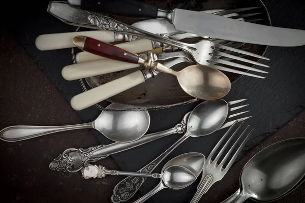 Eski arkaplanda gümüş tabaklar