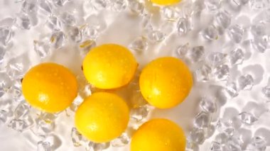 Buzlu suda sarı limonlar