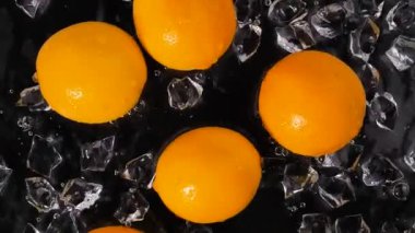 Sarı portakallar buzlu suyla yıkanır.