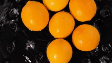 Sarı portakallar buzlu suyla yıkanır.