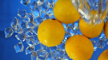 Sarı limonları yavaşça bol suyla yıkıyorum..