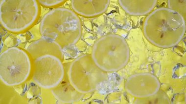 Buzlu suyla yıkanmış limon dilimleri.