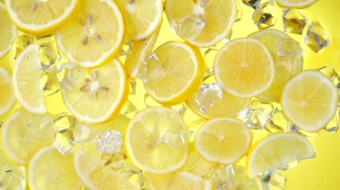 Buzlu suyla yıkanmış limon dilimleri.