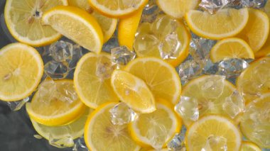 Buzlu suyla yıkanmış limon dilimleri.