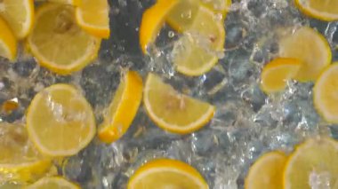 Buzlu suyla yıkanmış limon dilimleri.