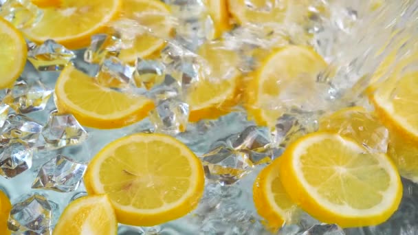 Fatias Limão Lavadas Com Água Gelada — Vídeo de Stock