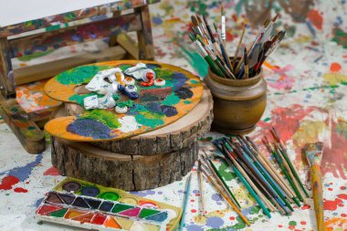 Eski bir arkaplanda çizimli fırçaları boya