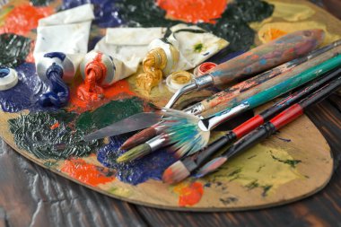 Eski bir arkaplanda çizimli fırçaları boya