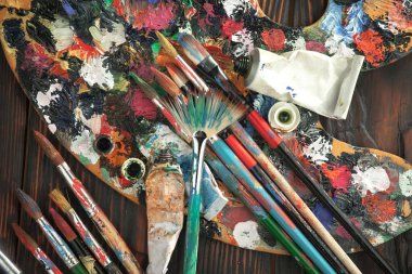 Eski bir arkaplanda çizimli fırçaları boya