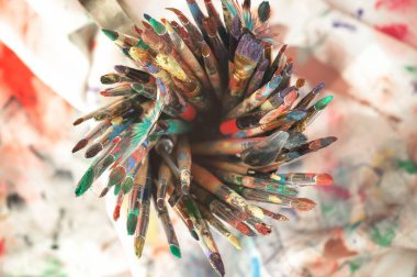 Eski bir arkaplanda çizimli fırçaları boya