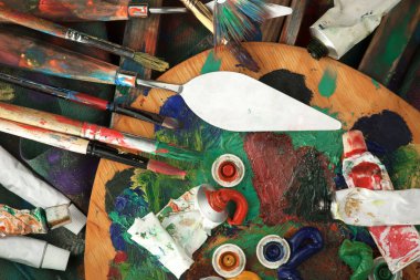 Eski bir arkaplanda çizimli fırçaları boya