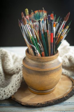 Eski bir arkaplanda çizimli fırçaları boya