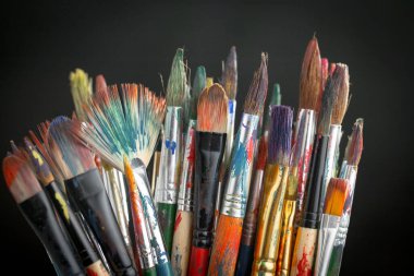 Eski bir arkaplanda çizimli fırçaları boya