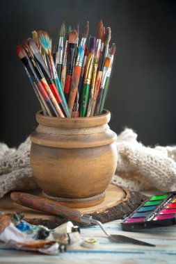 Eski bir arkaplanda çizimli fırçaları boya