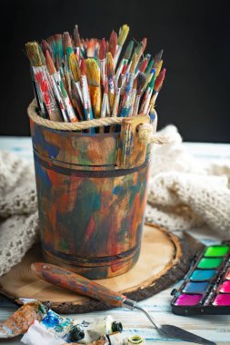 Eski bir arkaplanda çizimli fırçaları boya