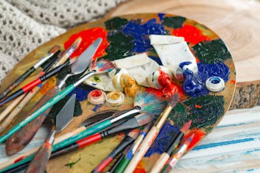 Eski bir arkaplanda çizimli fırçaları boya