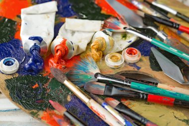 Eski bir arkaplanda çizimli fırçaları boya