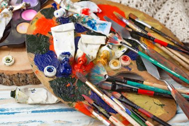 Eski bir arkaplanda çizimli fırçaları boya