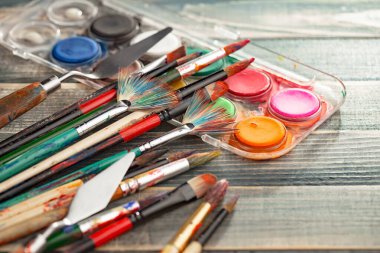 Eski bir arkaplanda çizimli fırçaları boya