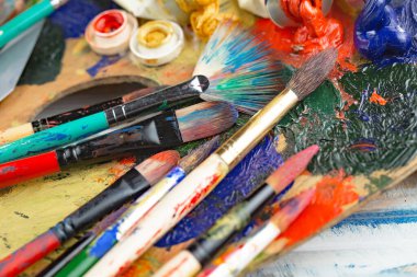 Eski bir arkaplanda çizimli fırçaları boya