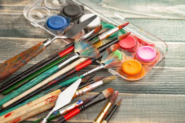 Eski bir arkaplanda çizimli fırçaları boya